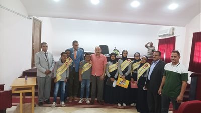 رئيس مدينة القصير يلتقى أعضاء المكتب التنفيذى لمدرسة جمال عبد الناصر
