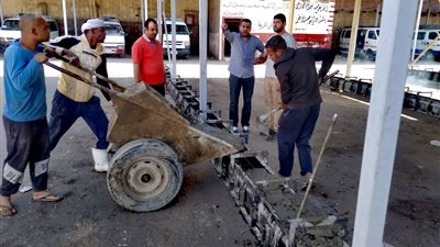 رئيس مدينة الأقصر يتابع أعمال تطوير سوق الخضر وموقف السيارات بالحبيل