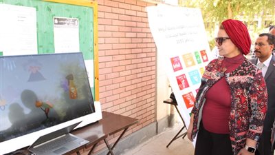نائب رئيس الجامعة في زيارة لمعرض مشاريع التخرج والمشروعات البحثية