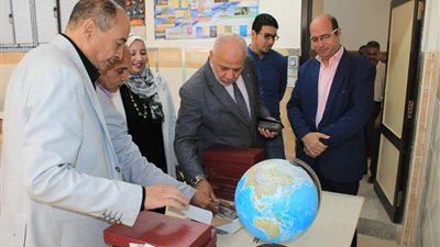 وكيل التعليم بالمنيا يتفقد مدرسة المتفوقين للعلوم والتكنولوجيا