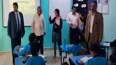 مدير ووكيل تعليم العبور يتابعان سير العملية التعليمية بمدارس الإدارة