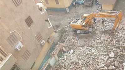 محافظة الجيزة تزيل منشأة متعدية علي خط التنظيم بالعمرانية