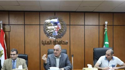 عقل يدير جلسة حوارية مع بعض المستثمرين بالمنيا
