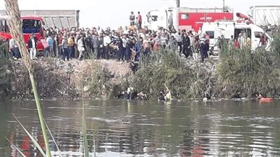 الصور الاولى لحادث سقوط مينى باص بترعة بالدقهلية