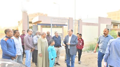 محافظ أسيوط يتفقد أعمال تنفيذ محطة رفع صرف صحى مساكن كوم ابوشيل