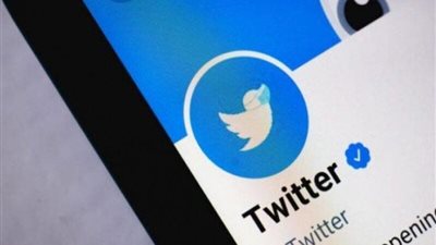 تويتر يعلق منح علامة التوثيق الزرقاء بعد فوضى 