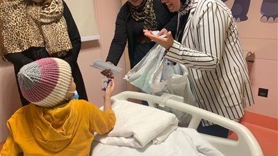 وفد أمانة المرأة بحماة الوطن بقنا توزع الهدايا لدعم مرضى الاورام