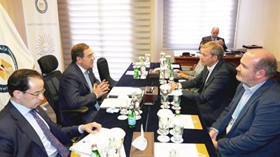 الإسراع في مشروعات إنتاج الهيدروجين الأخضر.. وخفض الانبعاثات الكربون