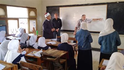 مدير التعليم الإعدادي يتابع انتظام الدراسة بمعاهد بلبيس