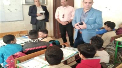 وكيل تعليم القليوبية يشدد على منع الباعة الجائلين أمام المدارس