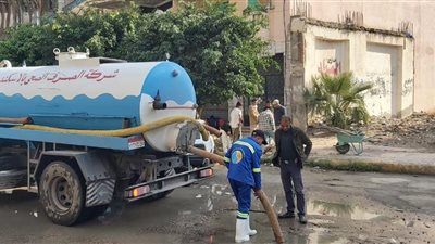 انتشار مكثف لفرق المتابعة وعربات الشفط بشوارع العجمي