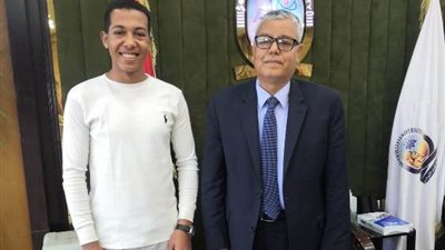رئيس جامعة جنوب الوادى يكرم الفائز بالمركز الأول فى الخط العربى