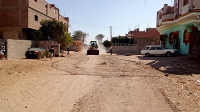 تمهيد طرق أبومناع غرب عقب توصيل الصرف الصحي ضمن 