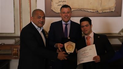 رئيس جامعة عين شمس يكرم الطالب محمد الحسيني عابر المانش من ذوي الهمم