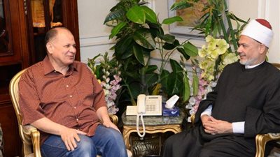 محافظ أسيوط يستعرض موقف مبادرة حق الوطن