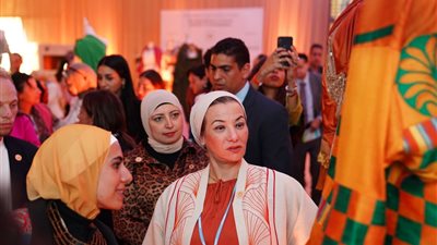 وزيرة البيئة تتفقد أجنحة المنطقة الخضراء