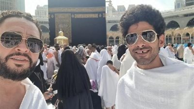 أحمد رزق يلفت الأنظار برفقة حمدى المرغنى من أمام الكعبة ..صور