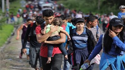 وصول 2000 مهاجر إلى الحدود الأمريكية قادمين من المكسيك