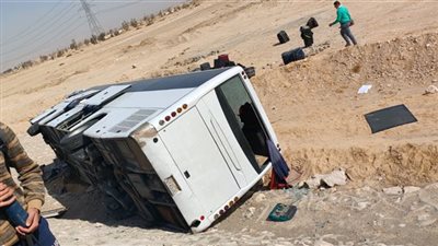 مصرع 12 وإصابة 27 آخرين إثر تصادم أتوبيس بسيارة تريلا بطريق الزعفرانة