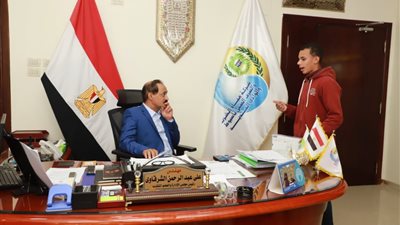 ٦٥ تابلت الكترونى لأبناء المدرسة الفنية للمياه بأسيوط ..صور