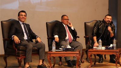 عمرو يوسف لطلاب عين شمس: العمل الجاد يتحدث عن صاحبه وليس العلاقات