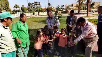 رئيس مدينة الأقصر يشارك أطفال مدرسة العوامية للغات لزراعة ١٥٠ شجرة