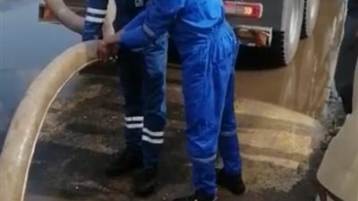 مياه البحر الأحمر تسحب تجمعات مياه الأمطار بمدينة الشلاتين