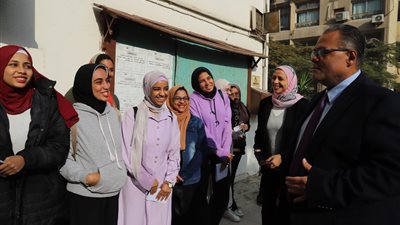 نائب رئيس جامعةعين شمس يتفقد لجنة انتخابات اتحاد طالبات كلية البنات