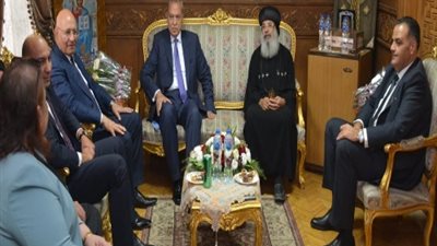 محافظ القليوبية ورئيس جامعة بنها يهنئان نيافة الأنبا مكسيموس