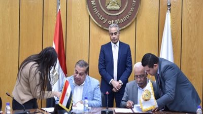 وزير القوى العاملة يشهد اتفاقية عمل جماعية تحفظ حقوق 1200 عامل