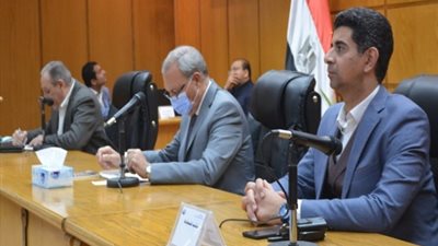 محافظ القليوبية يناقش اعمال تنفيذ مشروعات حياة كريمة بشبين القناطر