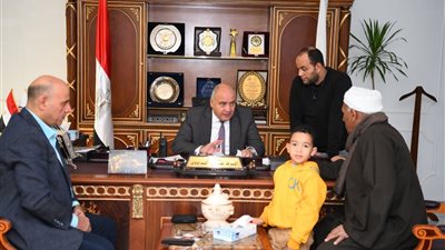 خلال استقباله للمواطنين بمكتبه .. محافظ قنا يبحث شكوى وطلب لهم