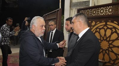نقيب الممثلين يؤدي واجب العزاء في وفاة عم الإعلامي عمرو الليثي