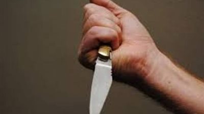 مريض نفسي يتعدى على موظف بسكين أثناء توجهه لأداء الصلاة