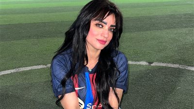 بقميص 