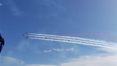 فريق السهام الحمراء البريطاني يشارك في عرض الغردقة الجوي بعدد من العروض المميزة