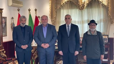سفير العراق بالقاهرة يستقبل نقيب الفنانين العراقيين