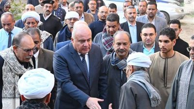 محافظ قنا يقدم واجب العزاء في الطفلة ضحية إنقلاب أتوبيس