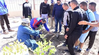 رئيس جامعة سوهاج يشارك الطلاب في أعمال التشجير والخدمة العامة.صور