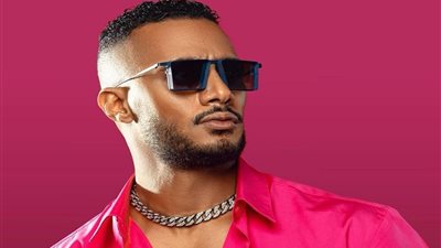 محمد رمضان يثير الجدل من على الطائرة بـ 