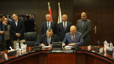 وزيرا النقل وقطاع الأعمال يشهدان عقد تصنيع وشراء 100 حافلة كهرباء