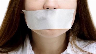 أطباء يحذرون من إغلاق الفم بشريط لاصق لفقدان الوزن