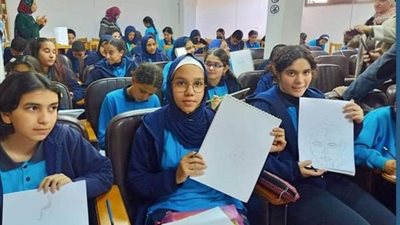 تدريب طلاب مدارس الإسماعيلية على مهارات الرسم.صور