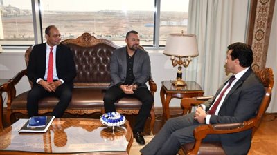 وزير الشباب الرياضة يلتقى عزمى محيلبة بطل مصر فى الرماية