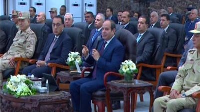 الرئيس السيسي يشدد على ضرورة منع حدوث أي تعديات على الطرق والمحاور المرورية والرقعة الزراعية