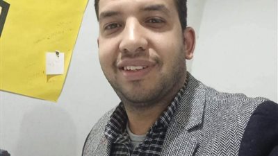 مدرس ينفذ فكرة الكارت الذكي بمدارس التعليم الفني بنجع حمادي
