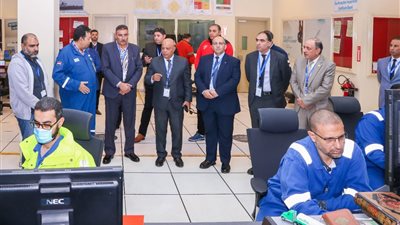 رئيس ميناء دمياط يواصل تفقد مواقع العمل ويستعرض طرق إنتاج الميثانول