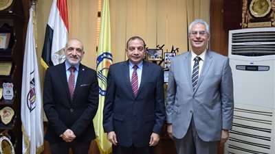 رئيس جامعة بنى سويف يستقبل عميد كلية الطب الجديد