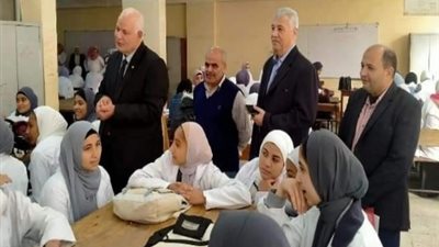 مدير التعليم الفني بالقليوبية يُوصي بتكريم 4 طالبات
