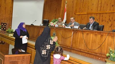 محافظ أسيوط يلتقى المواطنين ويعلن عن صرف مساعدات عاجلة لذوى الاعاقة